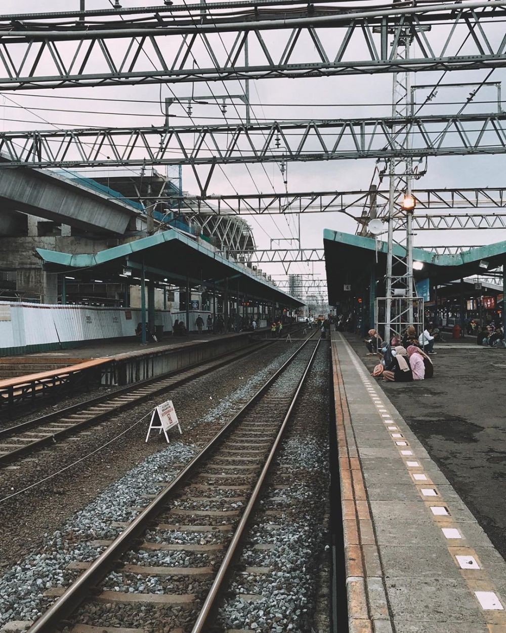 10 Stasiun Kereta Api Indonesia yang Terkenal Horor, Bikin Merinding! 