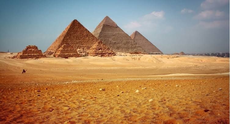Piramida Khafre, Khufu, dan Menkaure,