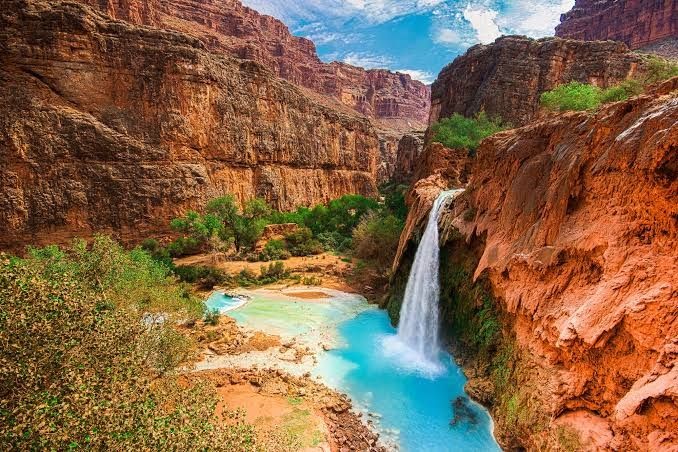 4. Kamu akan melewati gurun batu merah yang indah saat berada di dekat Air Terjun Havasu, Arizona. Menakjubkan banget!