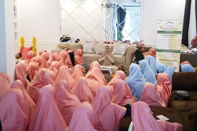 Elegan dan Modern, 10 Potret Rumah Mewah Ustazah Oki Setiana Dewi