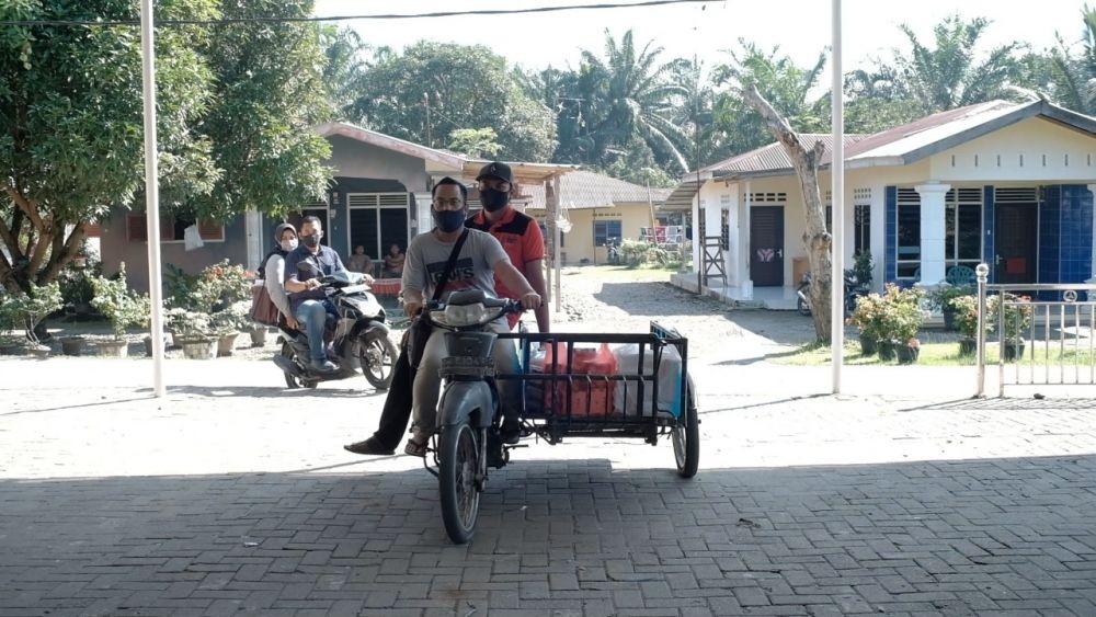 Pakai Sendal Jepit dan Bawa Becak, Anggota DPRD Bagi-bagi Beras