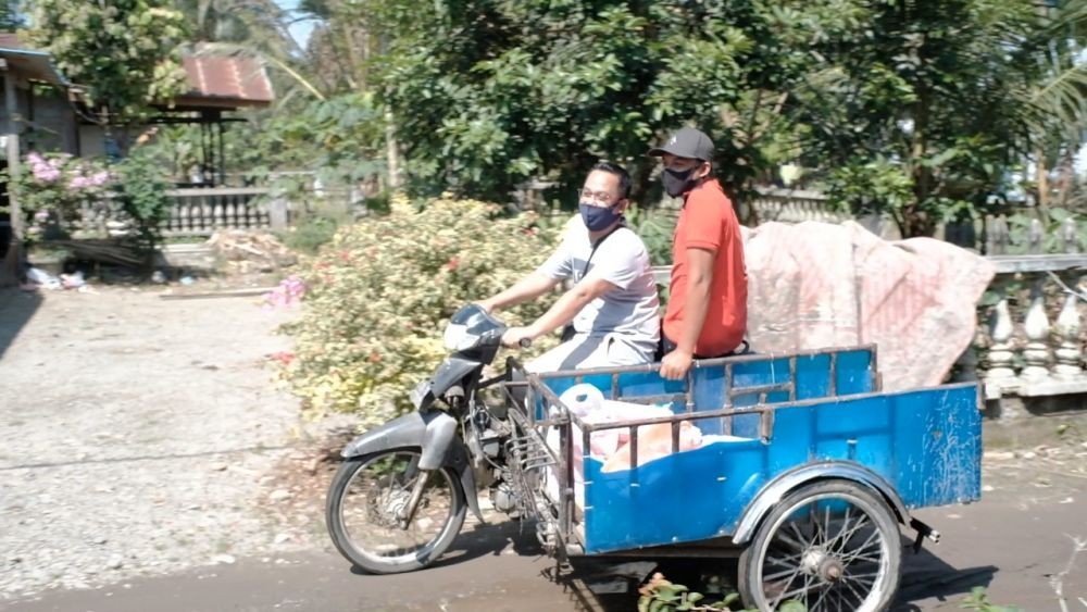 Pakai Sendal Jepit dan Bawa Becak, Anggota DPRD Bagi-bagi Beras