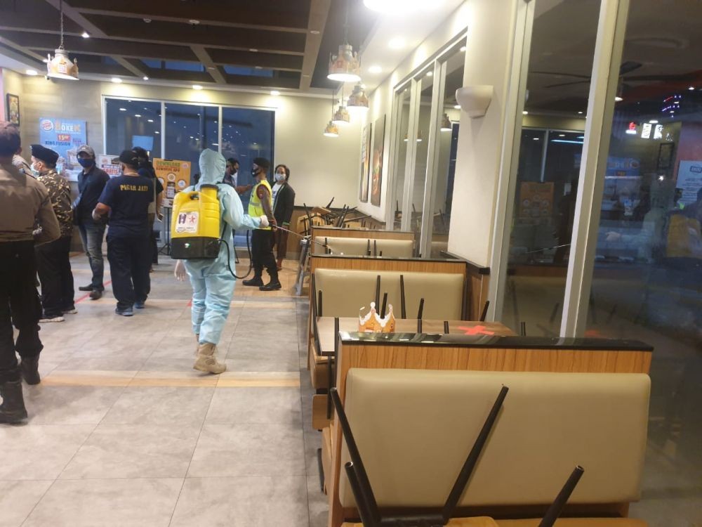 Langgar Jam Malam, Polisi Razia Restoran Cepat Saji di Surabaya