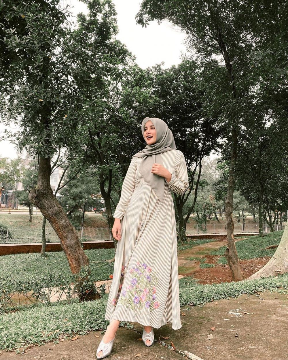 Referensi Gamis Dengan Hijab Seleb Buat Lebaran Simpel And Elegan