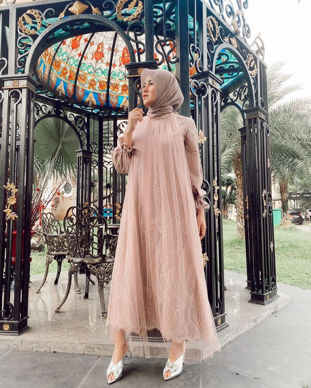 Referensi Gamis Dengan Hijab Seleb Buat Lebaran Simpel And Elegan