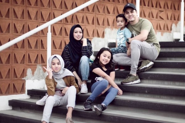 Gak Pernah Ada Gosip, 10 Potret Sweet Keluarga Rionaldo Stockhorst