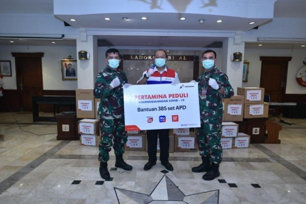 Pertamina Salurkan APD dan Masker bagi Tenaga Medis TNI AL