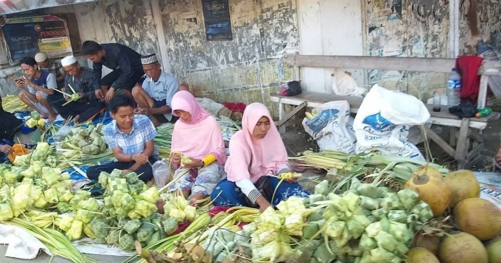Selain Perang Ketupat, Ini 10 Tradisi Unik Lebaran di Indonesia