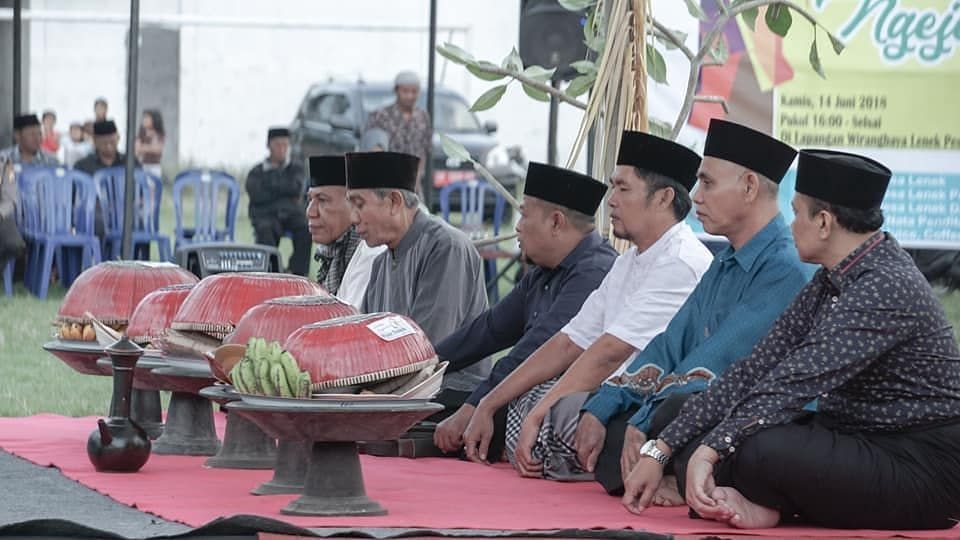Selain Perang Ketupat, Ini 10 Tradisi Unik Lebaran di Indonesia