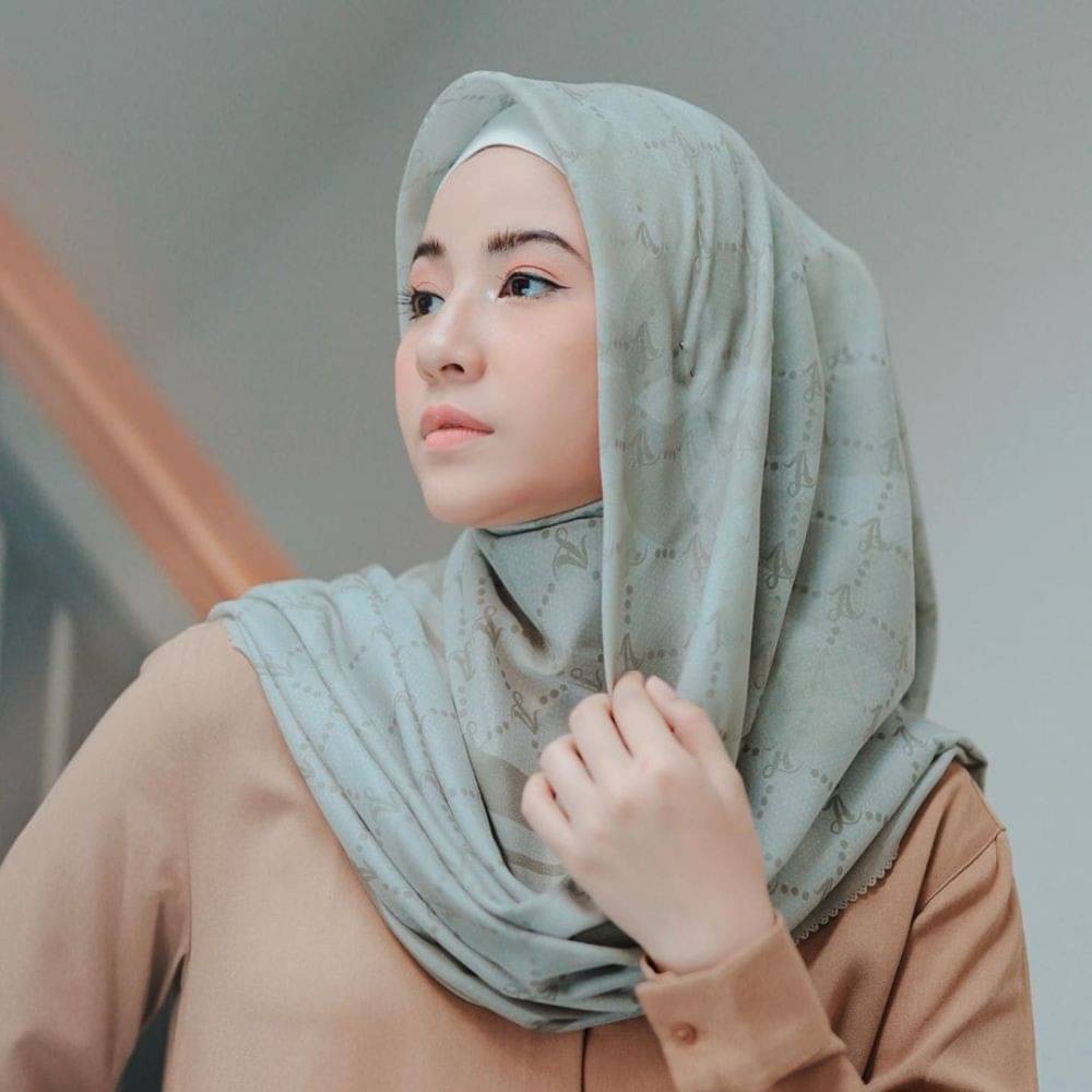 10 Cara Pakai Hijab Square Yang Simpel Dari Seleb & Influencer