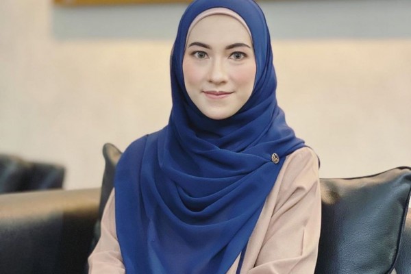 10 Potret Juri Tilawah Cilik TVRI Ustazah Nur Fadhlina yang Memesona