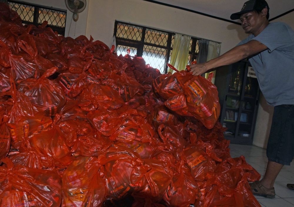 5.000 Daging Ayam dan 2.500 Telur Dibagikan Bagi Warga Bandar Lampung