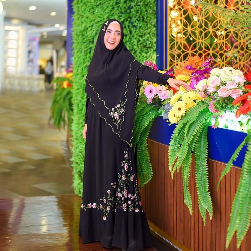 Inspirasi Gamis Motif Floral ala Seleb Feminin nan Anggun 