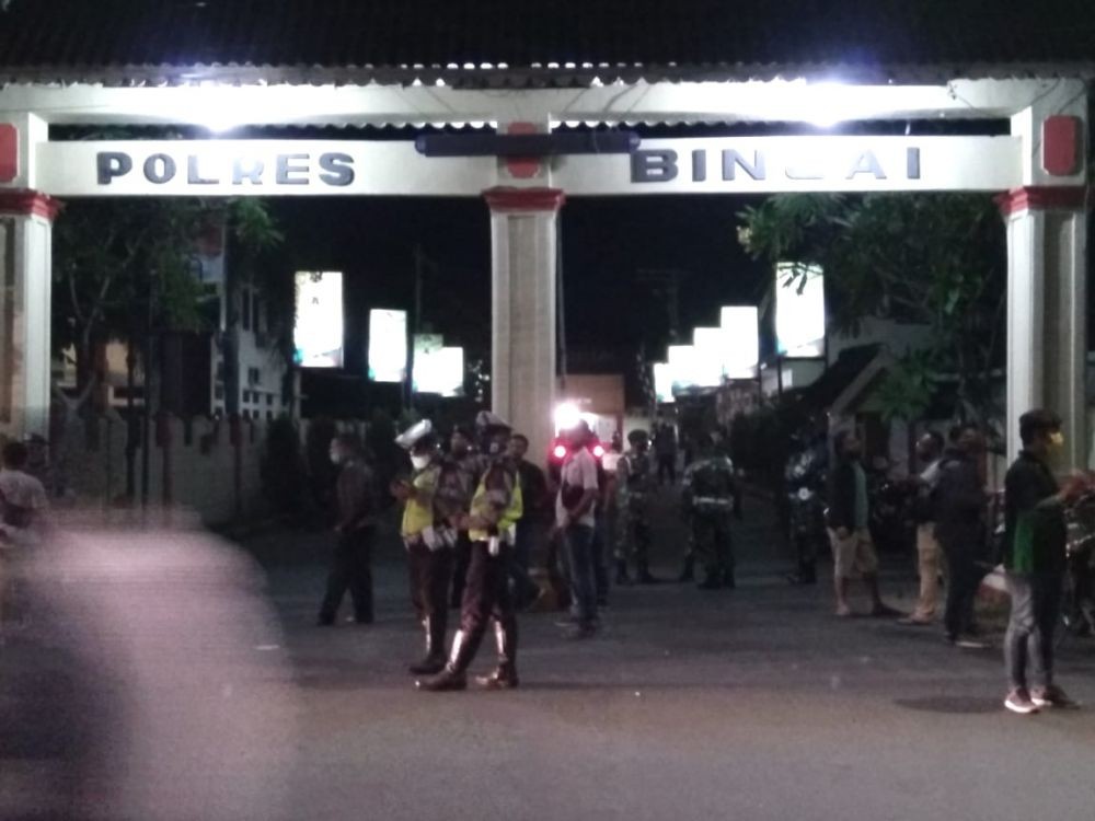 Mencekam! Mapolres Binjai Didatangi Massa, Polisi Letuskan Tembakan
