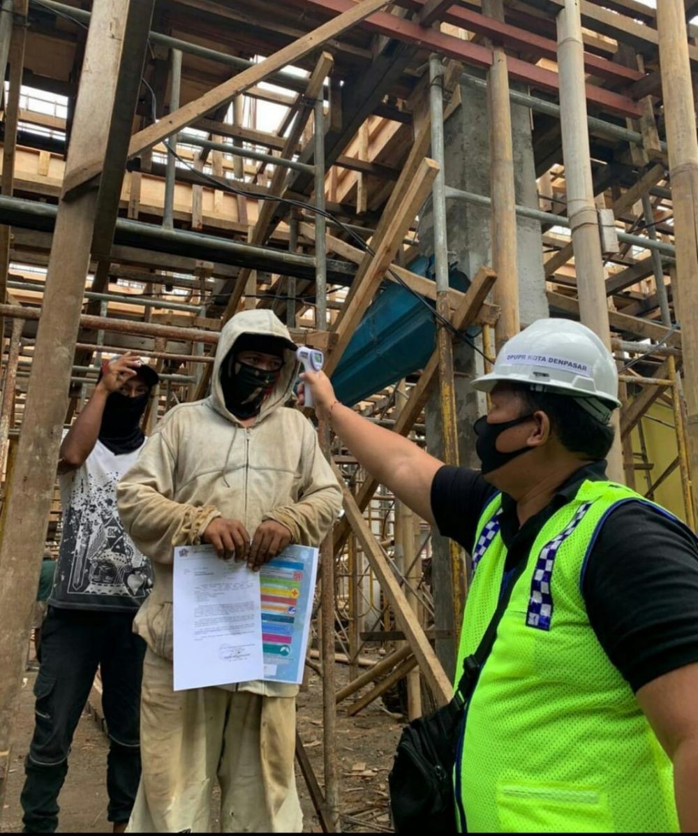 Banyak Pekerja Konstruksi Bangunan di Denpasar Tak Pakai Masker