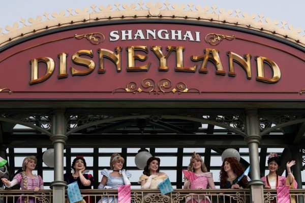 10 Potret Keramaian Disneyland Shanghai yang Dibuka Lagi Usai Lockdown