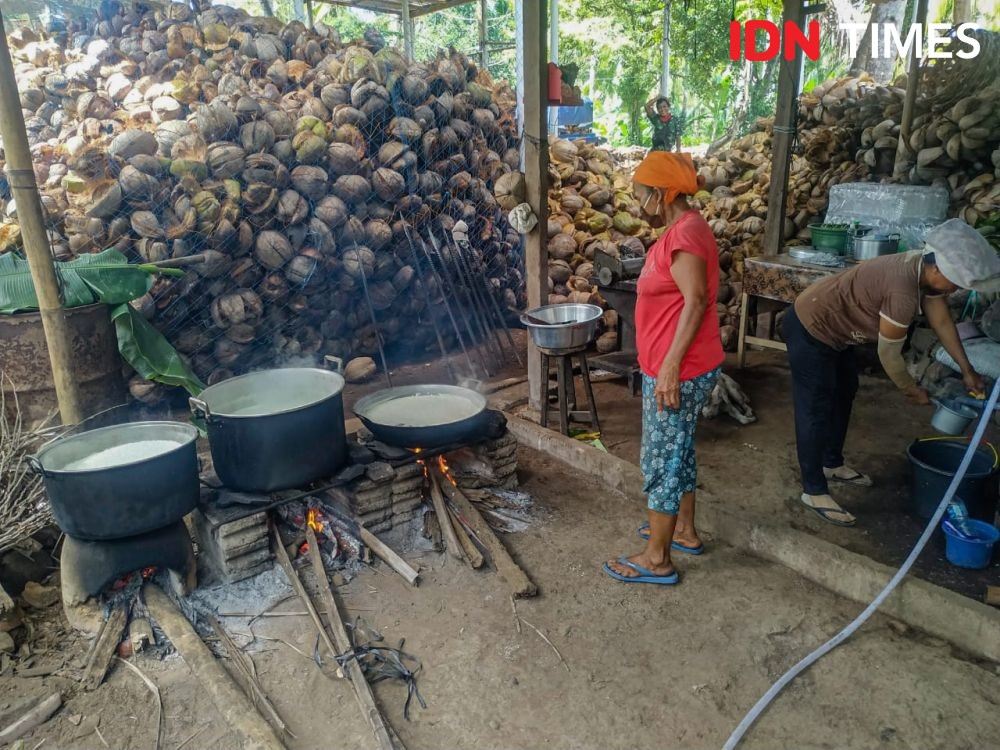 5 Potret Pembuatan Minyak Kelapa Khas Desa Sulang Klungkung