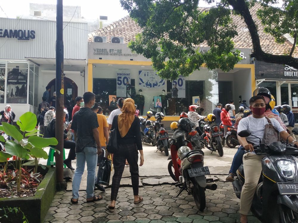 Cuma Bertahan Sehari, Pengusaha Toko Distro di Bandung Berjualan Lagi