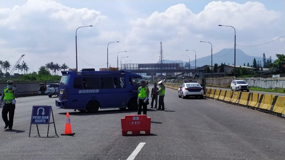 Polisi Tangkap Mobil Pemudik yang Terobos Pos Pemeriksaan di Garut