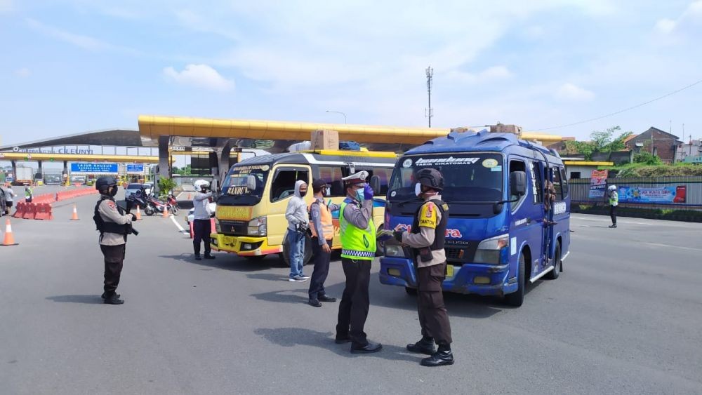 Masih Banyak Kendaraan yang Meninggalkan Jakarta Menggunakan Tol