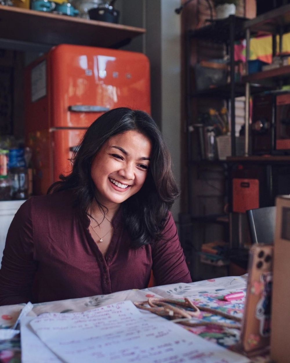 10 Pesona Awet Muda Nirina Zubir, Usia 40 Tahun Masih Segar Banget!