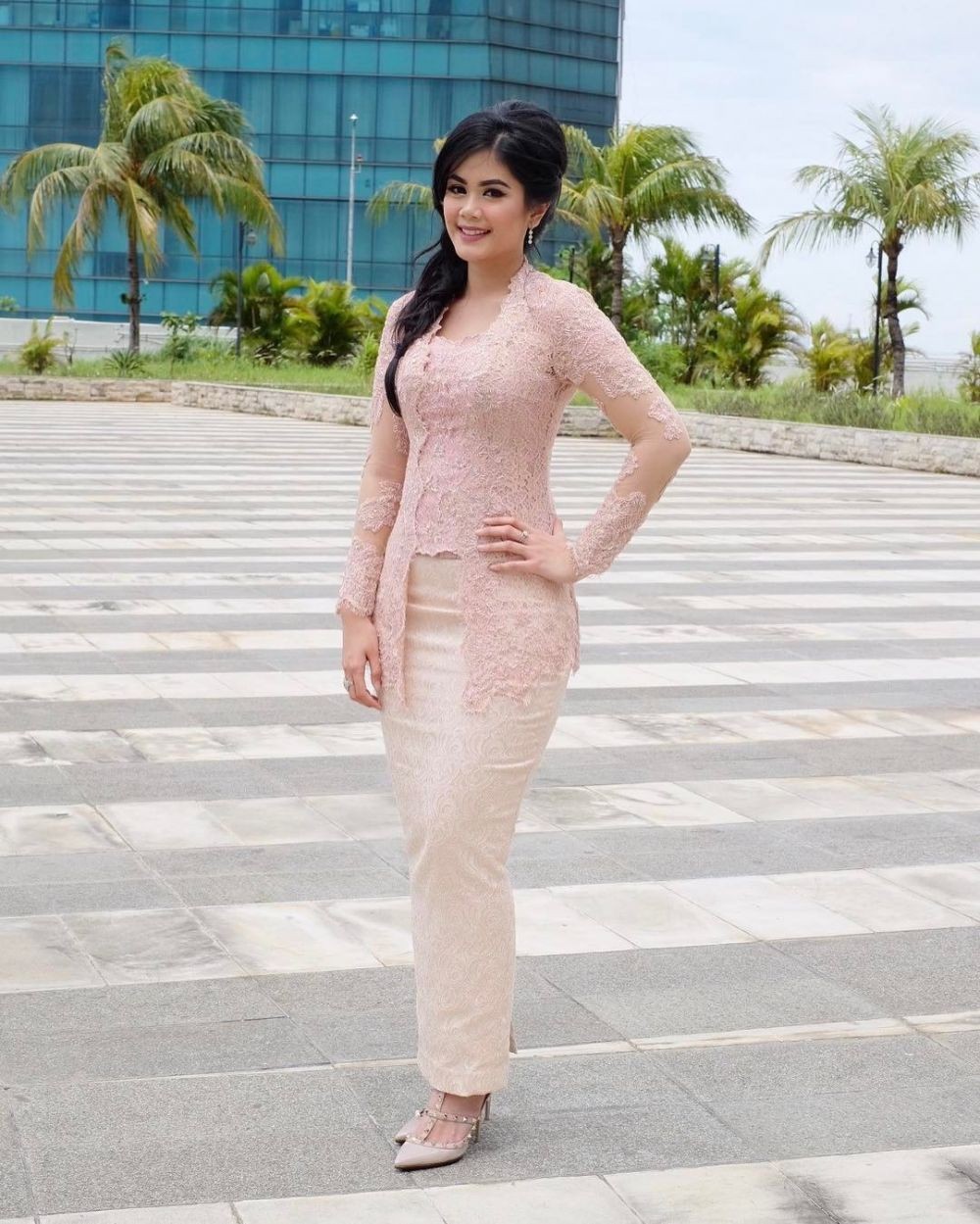 9 Inspirasi Kebaya ala Rasyena Hikmayudi, Gaya Minang hingga Peranakan