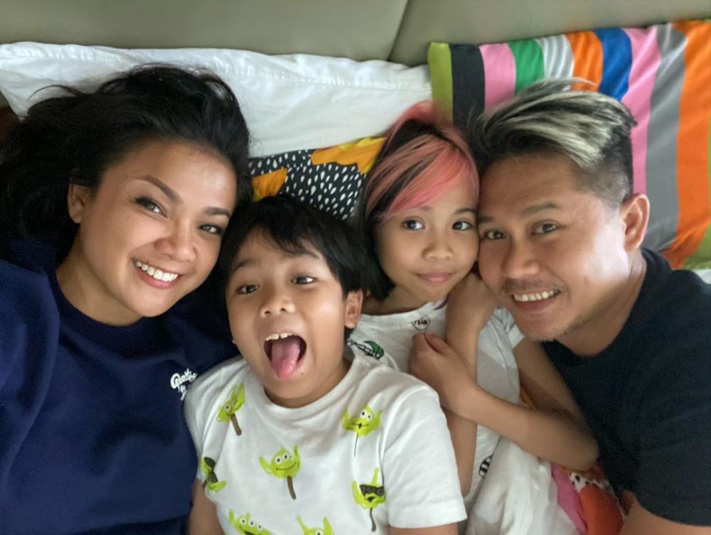 10 Pesona Awet Muda Nirina Zubir, Usia 40 Tahun Masih Segar Banget!