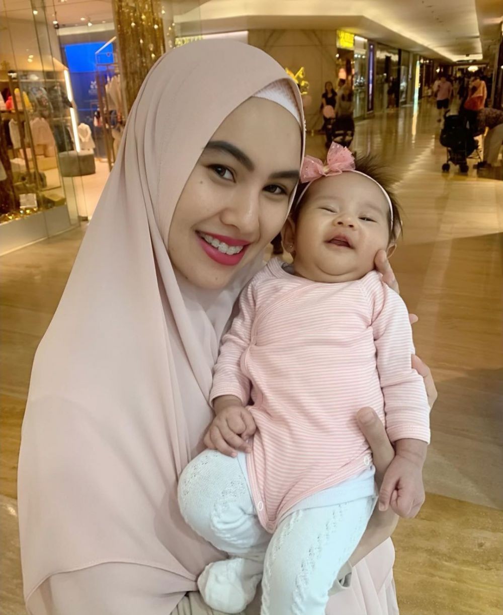Bahagia Banget, 14 Artis Ini Pertama Kali Lebaran Bersama Buah Hati