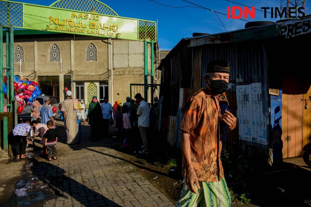 [FOTO] Salat Idulfitri di Makassar, Antarjemaah Sangat Rapat