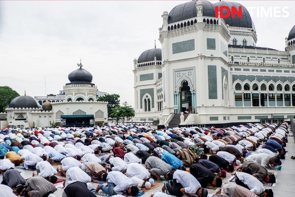 Suasana Salat Id di Masjid Raya Al Mashun Medan di Tengah Pandemik