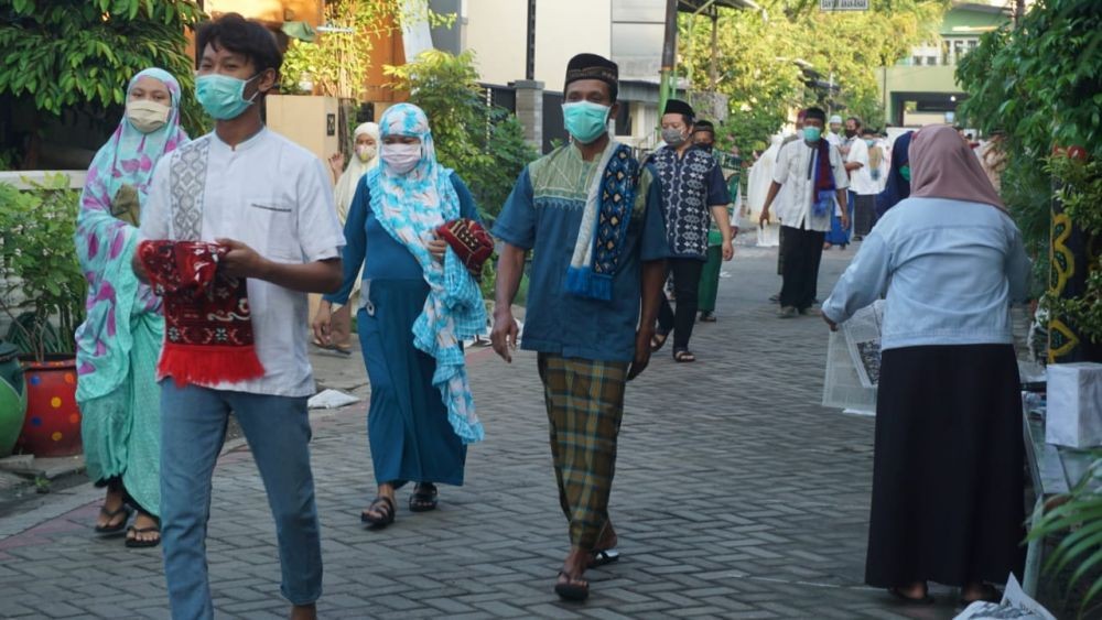 Warga Ngagel Tirto Surabaya Gelar Salat Id Berjemaah di Gang