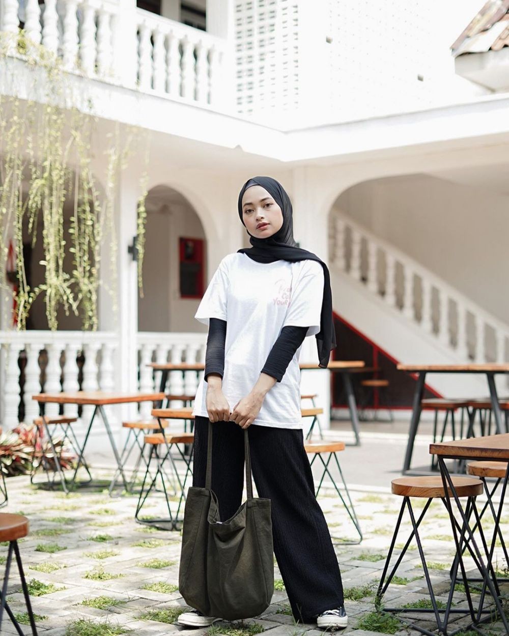 Padu Padan Outfit Monokrom Dengan Gaya Hijab Boyish