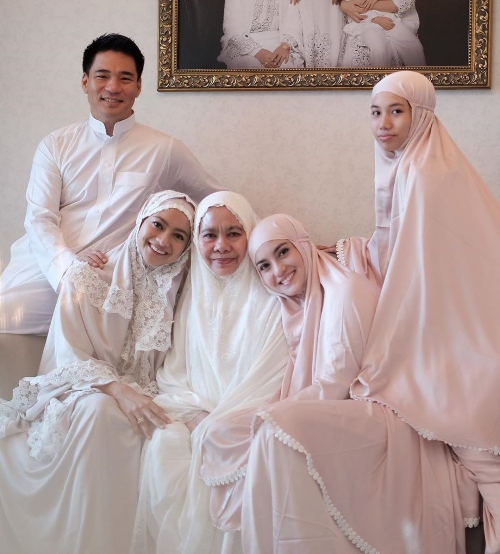 Berbusana Serba Putih, Intip Serunya Lebaran Ririn Ekawati di Rumah