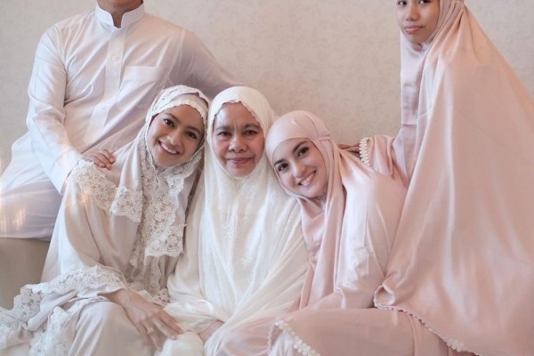 Berbusana Serba Putih, Intip Serunya Lebaran Ririn Ekawati di Rumah