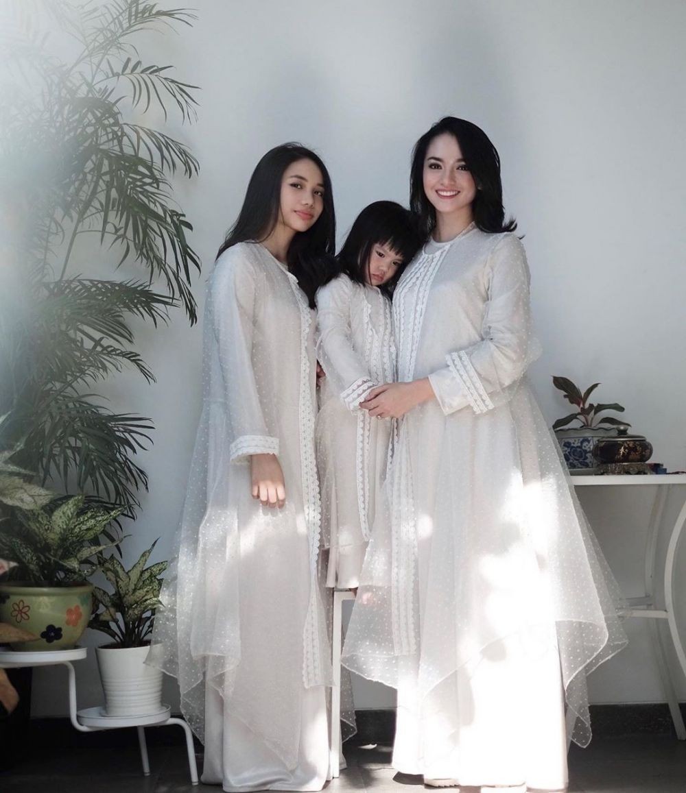 Berbusana Serba Putih, Intip Serunya Lebaran Ririn Ekawati di Rumah