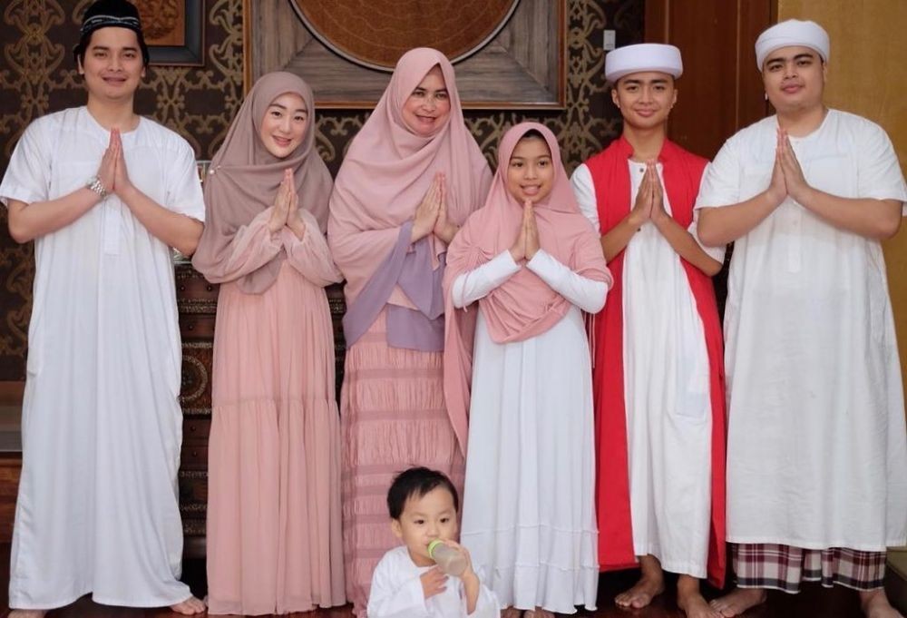 10 Foto Serunya Lebaran ala Keluarga Ustaz Indonesia