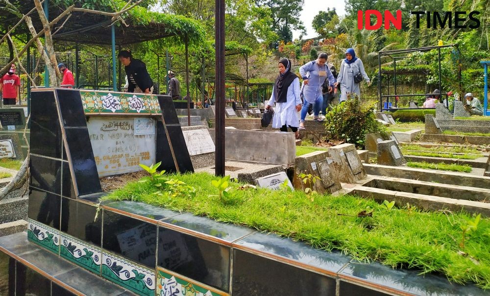 [FOTO] Di Tengah PSBB Warga Berdesakan Ziarah ke TPU Cikutra Bandung