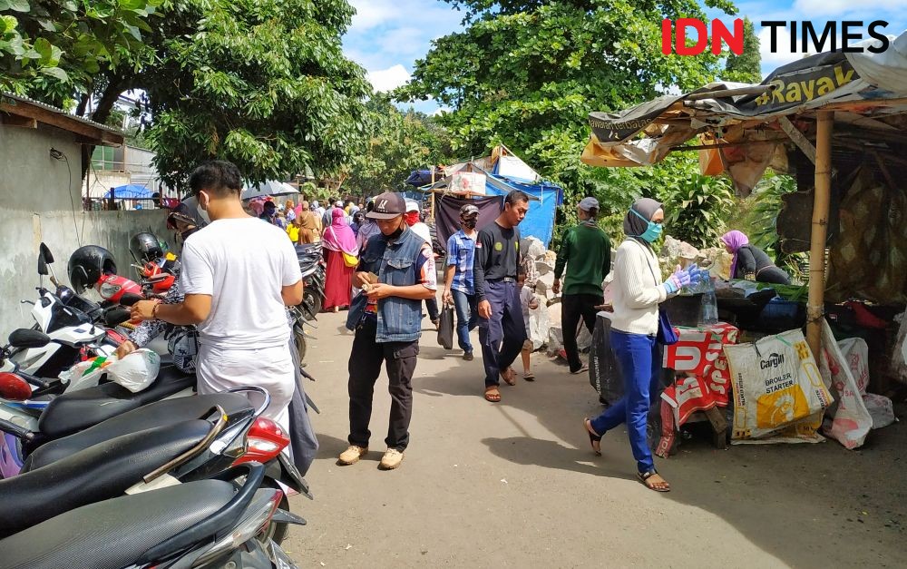 [FOTO] Di Tengah PSBB Warga Berdesakan Ziarah ke TPU Cikutra Bandung