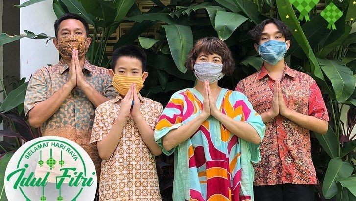 Taat Aturan, 10 Artis Ini Memakai Masker saat Rayakan Lebaran