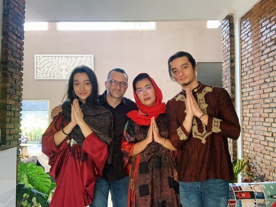 Kompak Selalu! 10 Potret Lebaran Bryan Domani dan Megan Domani