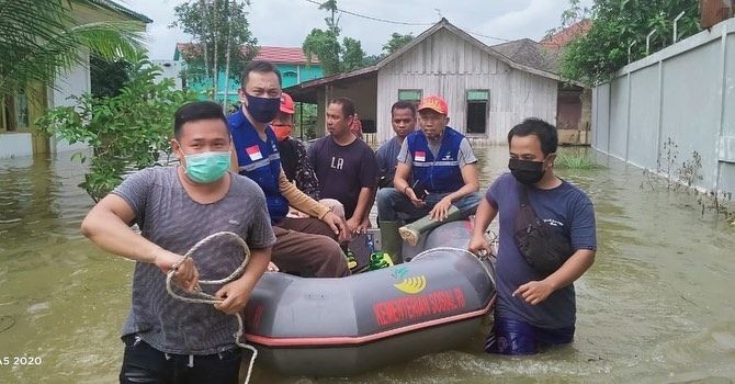 172 Warga Semarang Dievakuasi Tim SAR, 1 Jenazah Digotong Pakai Perahu Karet