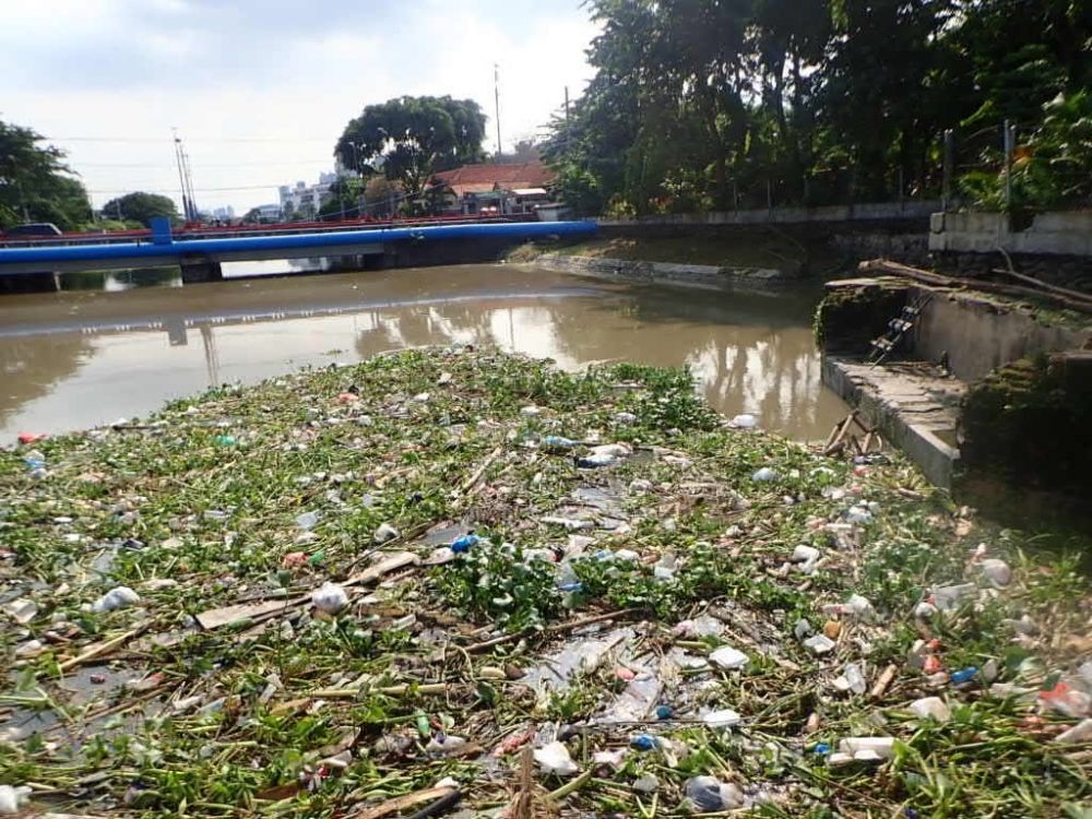 PSBB Surabaya, Sampah Plastik Justru Menumpuk di Sungai