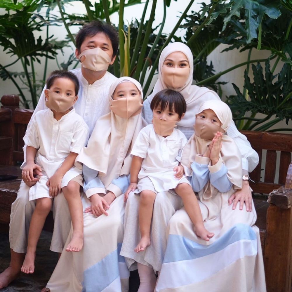 Taat Aturan, 10 Artis Ini Memakai Masker saat Rayakan Lebaran
