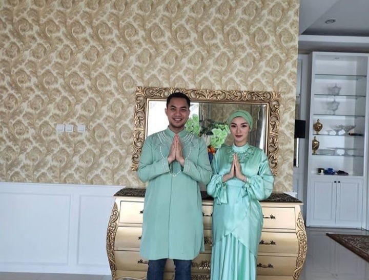 Adu Mesra Zaskia Gotik Vs Siti Badriah dengan Sang Suami, Intim Abis!
