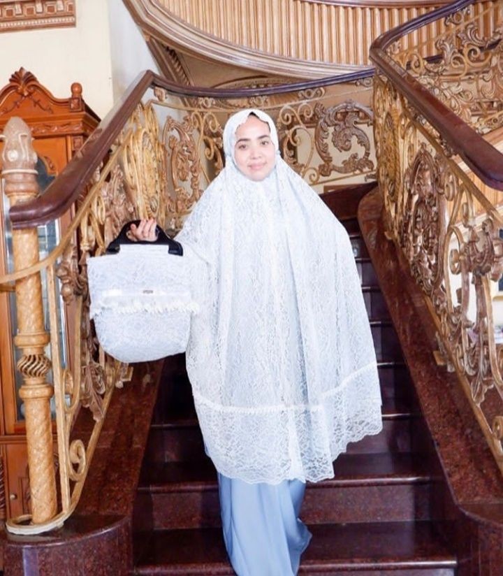 10 Potret Gaya Muzdalifah jadi Model Mukena, Tekuni Bisnis Baru