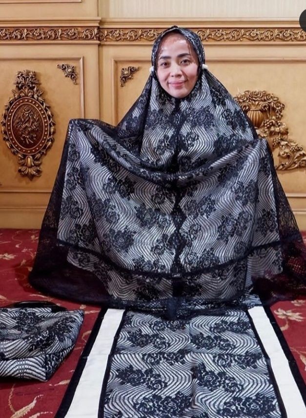 10 Potret Gaya Muzdalifah jadi Model Mukena, Tekuni Bisnis Baru