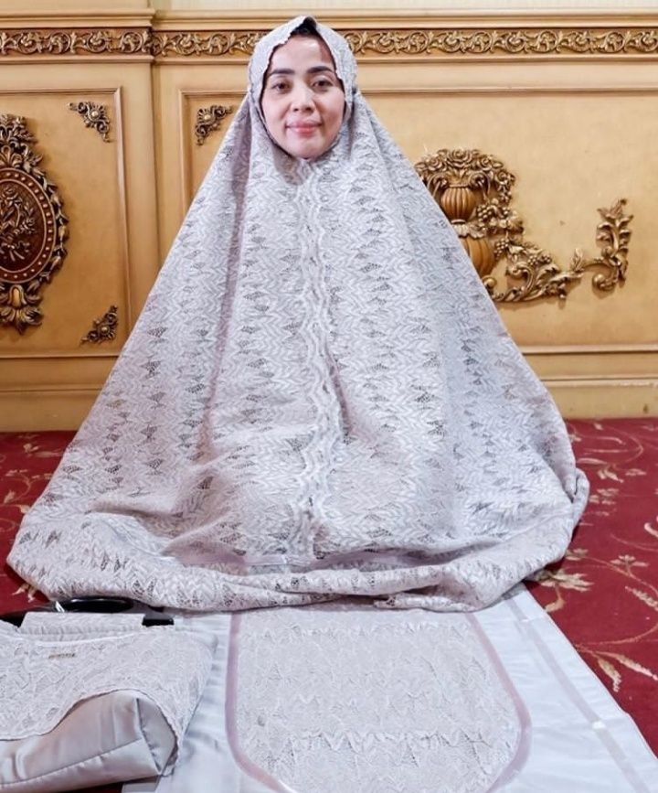 10 Potret Gaya Muzdalifah jadi Model Mukena, Tekuni Bisnis Baru