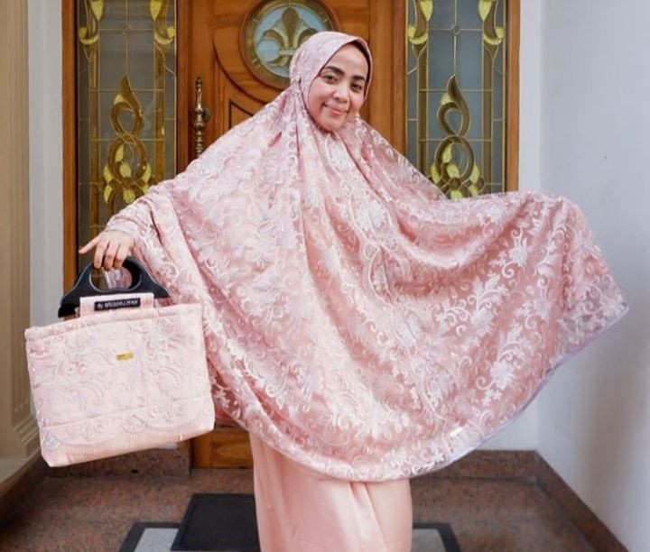 10 Potret Gaya Muzdalifah jadi Model Mukena, Tekuni Bisnis Baru