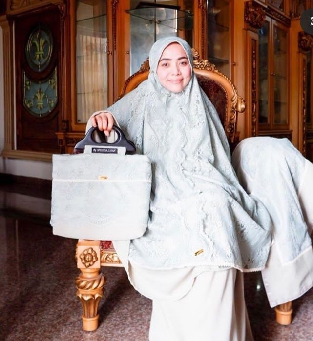 10 Potret Gaya Muzdalifah jadi Model Mukena, Tekuni Bisnis Baru