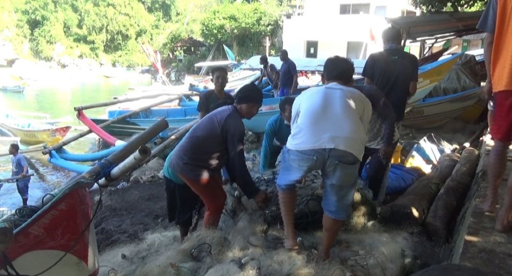 Gelombang Tinggi, Nelayan di Gunungkidul Gotong Royong Evakuasi Perahu